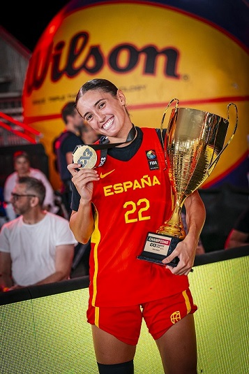 Imagen de Juana Camilion con la medalla y la copa